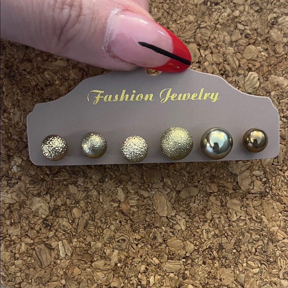 Gold tone ball stud set